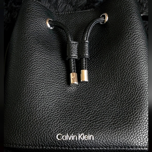 Calvin Klein Small Gabrianna Novelty Bucket Bag - Picture 3 of 4